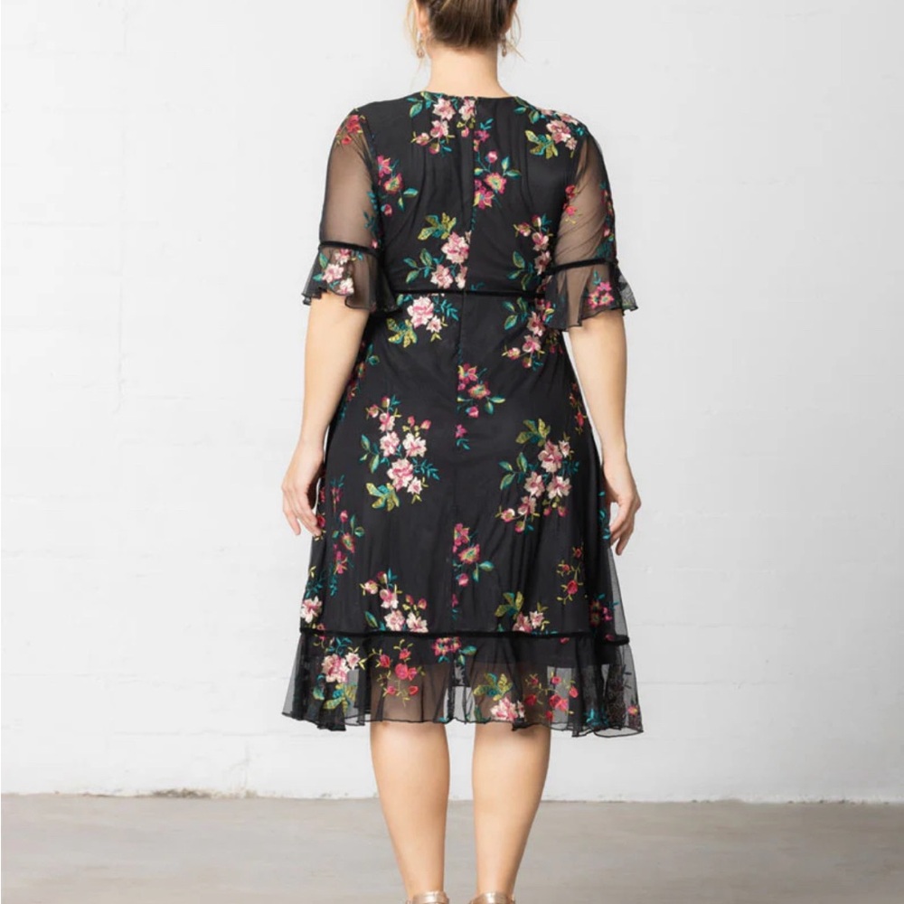 Kiyonna Dress Wildflower Style 2X Embroidered Flowers Velvet Trim Lined Slimming